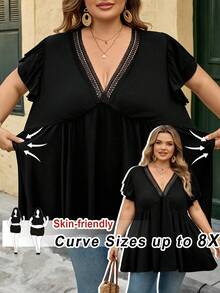 SHEIN CURVE+ 大码女式V领蕾丝拼接短袖荷叶边下摆T恤 - 黑色 - 查看 1