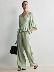 Aalyst Bộ đồ nữ mùa xuân/hè tối giản, chất liệu vải kẻ caro, kiểu Pháp thanh lịch, thích hợp cho công sở, nghỉ dưỡng, du lịch lãng mạn, tiệc trà chiều. Áo kiểu tay raglan cổ chữ V dáng chữ A kết hợp với quần ống rộng cạp trung. - Màu xanh Bạc hà - Xem 8