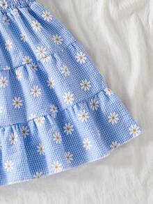 SHEIN Đầm xòe xếp tầng thoải mái, dễ thương, họa tiết hoa cúc kẻ caro, dây đeo vai bồng, tay bồng, eo bèo, thích hợp cho mùa xuân/hè đi biển, kỳ nghỉ, dã ngoại, chụp ảnh đường phố. - Màu xanh nhạt - Xem 2