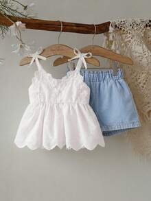 SHEIN Vintaside Kids Đứa bé gái Vai cung Cắt vỏ sò Cami ngọn & Nếp gấp cao eo Quần short - Xanh và trắng - Xem 2