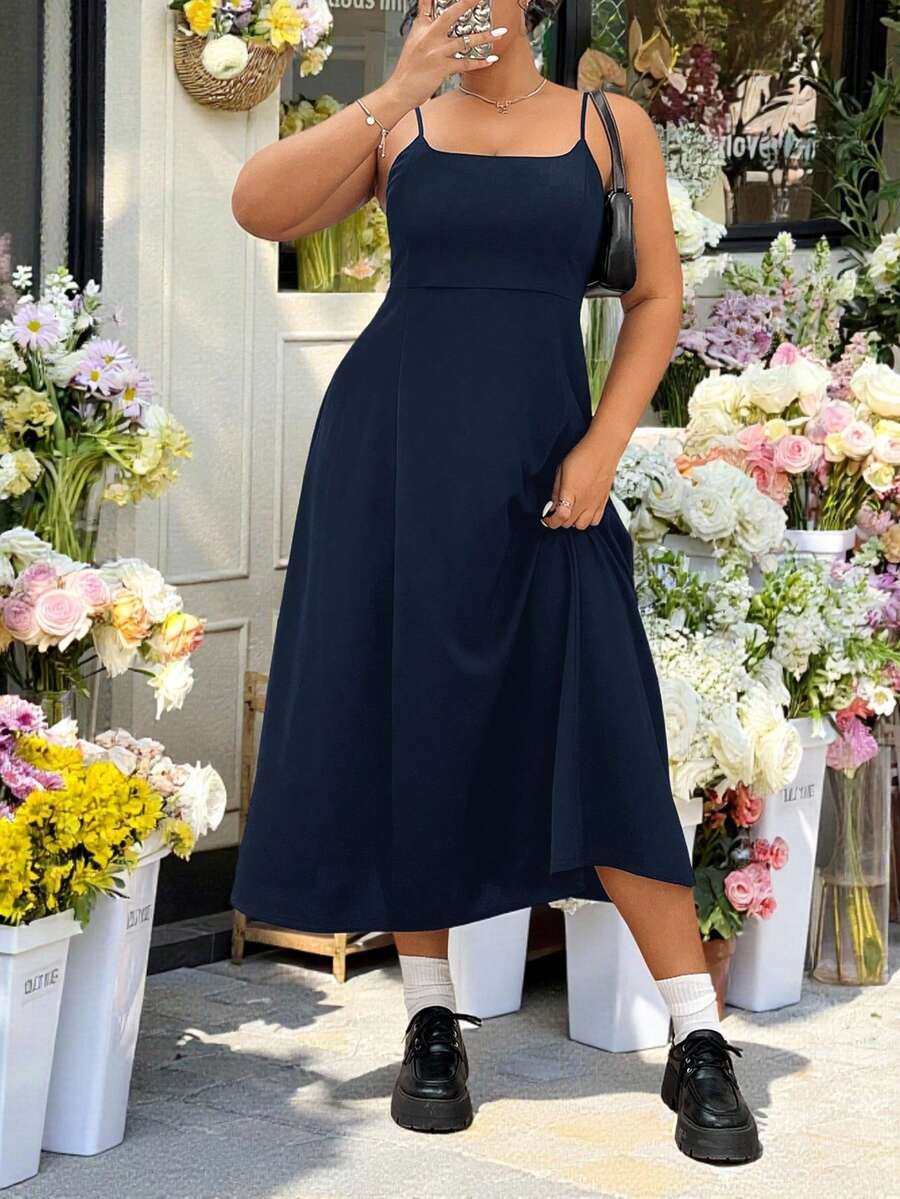 SHEIN EZwear 大码女士纯色休闲度假连衣裙,轻盈梭织面料,可调节细肩带,A字廓形,后背蝴蝶结系带,适合夏季花园派对和日常穿着,藏蓝色 - 藏蓝色 - 查看 1