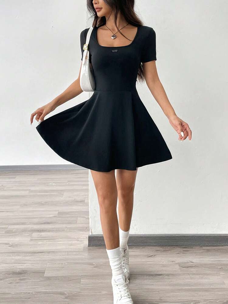 SHEIN EZwear Đầm nữ cổ điển thêu chữ, thích hợp cho các buổi đi chơi, phong cách đường phố, sân bay, thể thao & yoga, thanh lịch, mùa tựu trường, kỳ nghỉ. - màu đen - Xem 5