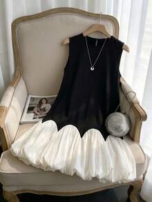 GlowEve Falda corta elegante de estilo commuter con flor de pétalo abultada, vestido corto suelto de cuello redondo y sin mangas de bloques de color para mujeres, adecuado para el té de la tarde, compras, vacaciones y citas - Blanco y Negro - Ver 1