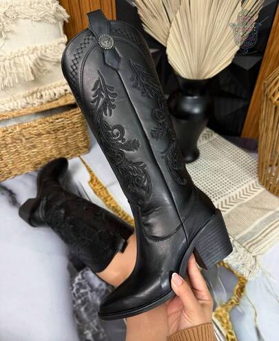 Botas de mujer vaqueras cowboy a la rodilla con tacon bajo y detalles bordados  moda botas de dama woman shoes para todas las temporadas otoño invierno verano texanas botas vaqueras cowboy botas elegantes de lujo willows zapatos shoes boots  botas casuales para usar todos los días