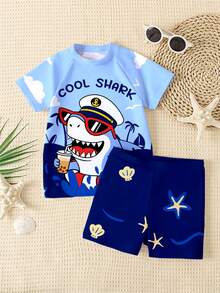 SHEIN Conjunto de bañador informal para niño con camiseta de manga corta de cuello redondo y estampado de tiburón y mundo oceánico, y pantalones cortos, adecuado para el verano - Multicolor - Ver 2