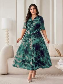 Modelyn Robe élégante à manches courtes pour femmes grandes tailles avec imprimé floral et design torsadé, ourlet à volants - Vert sapin - Voir 1
