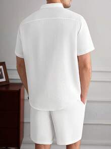 Core Aspect Conjunto masculino branco de camisa de manga curta com gola alta texturizada e shorts com detalhe de pregas laterais e pequeno bolso embutido. - Branco - Ver 3