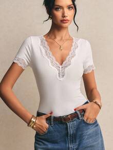 Poéselle Camiseta feminina branca canelada com decote em V profundo e detalhes em renda – Blusa feminina de manga curta, macia e elástica, com detalhes em renda. Blusa branca canelada com decote em V profundo, estilo estético e romântico, ideal para ocasiões como baby tee (Y2K), camiseta canelada ajustada, camiseta feminina casual de manga curta com decote em V profundo e detalhes em renda, perfeita para o dia a dia, festivais, Páscoa, casamentos, formaturas, trabalho e shows country. - Branco - Ver 3