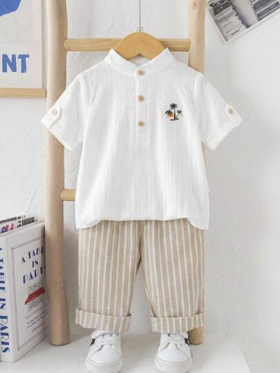 SHEIN Bộ đồ hè cho bé trai gồm áo sơ mi cổ bẻ trắng và quần sọc, trang phục lịch sự.