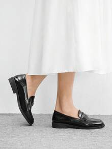 CUCCOO BIZCHIC 女士黑色油布纹理乐福鞋，饰有金色硬币装饰细节，舒适的套脚平底鞋，适合工作、上学和休闲穿着，具有复古英伦风格。 - 黑色 - 查看 4