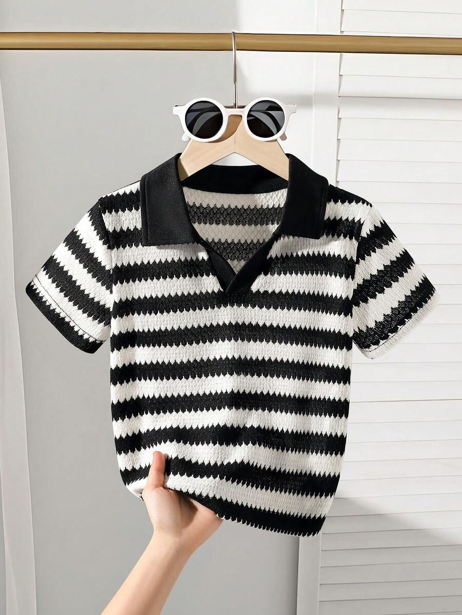 SHEIN Vacaura 这款男童休闲条纹V领Polo衫,针织条纹短袖上衣,适合4-7岁男孩在春夏穿着。这款阳光男孩Polo衫既适合上学穿着,也适合居家穿着。无论上学还是在家,男孩们都可以穿着这件休闲、舒适又时尚的衬衫。这款上衣百搭耐穿,适合男孩们的日常生活和聚会场合。让男孩们保持时尚舒适,充满活力和乐趣! - 黑與白 - 查看 1