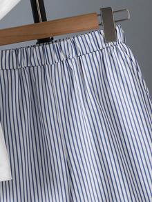 SHEIN Vacaura 男童夏季休闲运动套装（两件套），藏蓝色底色，蓝白条纹T恤搭配宽松短裤，条纹装饰，松紧腰带，适合日常、居家和外出穿着，舒适时尚，尽显青春活力。 - 白色 - 查看 6