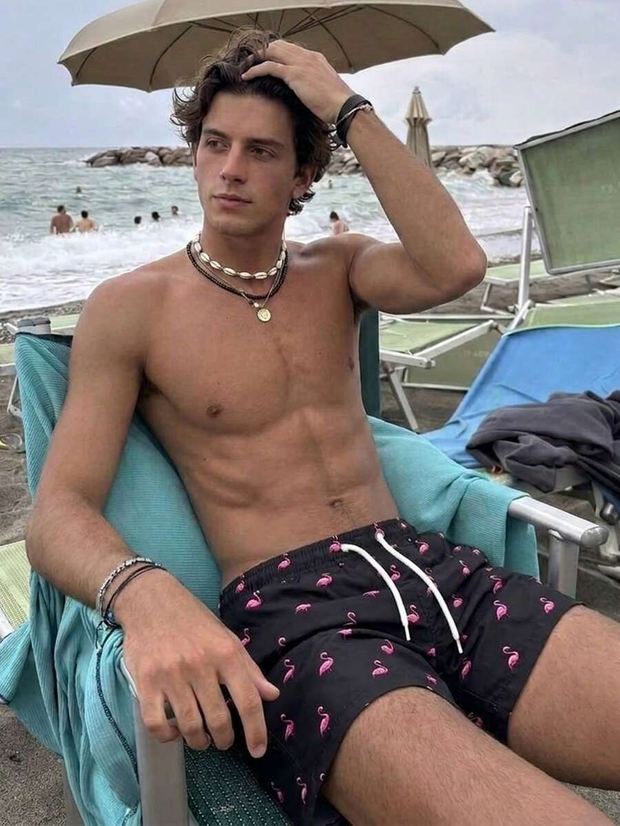 Manfinity Chillmode 男士休闲宽松口袋抽绳腰沙滩短裤男士泳裤趣味男士泳裤配套泳裤男士配套泳裤男士泳裤套装火烈鸟泳裤黑色和粉色泳裤男士火烈鸟泳裤男士泳裤火烈鸟印花粉色火烈鸟泳裤 - 黑色 - 查看 1