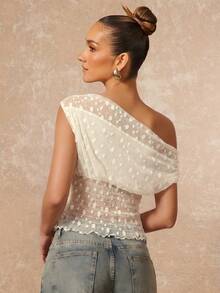 Lumalex Top estivo corto con scollo asimmetrico, pois bianchi e rete svizzera, sovrapposizione drappeggiata, vita arricciata, texture trasparente, orlo con volant e spalle scoperte - Bianco - Visualizzare 7