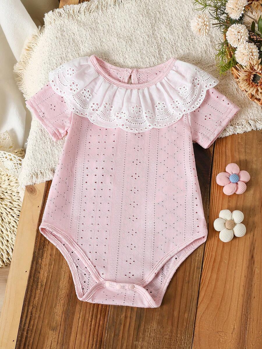 SHEIN Bộ áo liền thân ren khoét lỗ màu hồng cho bé gái, tay ngắn với cổ áo ren trắng tinh tế, chất liệu mềm mại, thoải mái cho trẻ sơ sinh, phù hợp cho mặc hàng ngày, chụp ảnh và đi chơi, kiểu dáng dịu dàng và ngọt ngào, dễ dàng tạo nên vẻ ngoài đáng yêu. - Hồng - Xem 1