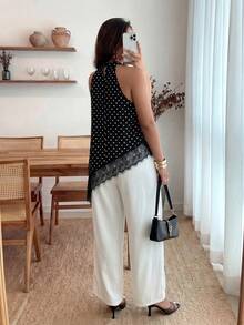 Enliva Áo kiểu nữ cỡ lớn chấm bi cổ yếm vạt lệch vai xếp nếp không tay - Đen và trắng - Xem 2