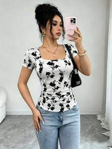 SHEIN Elenzya 女士杏色底黑色碎花方领短袖褶皱腰身显瘦优雅通勤休闲百搭度假青春设计碎花T恤 - 白色 - 查看 8