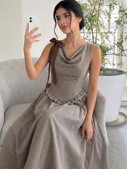 Đầm thường ngày thoải mái cho bé gái, ôm dáng, có bèo nhún ở gấu và điểm nhấn nơ.