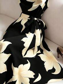 SHEIN PETITE Đầm lửng màu đen in hoa, thắt eo, trang phục thanh lịch cho kỳ nghỉ hè, trang phục dự tiệc sang trọng. - Nhiều màu - Xem 4