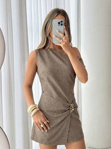 Siren Gaze Robe élégante pour femmes, nouvelle arrivée, tenue décontractée chic pour le bureau et le brunch, robe moulante en tissu tissé marron moka avec décoration de boucle métallique, col rond, sans manches, volants latéraux, taille nouée, robe mini moulante, élégante pour les fêtes, le travail, le style vintage, minimaliste, polyvalente, toutes saisons, robe mini asymétrique avec décoration métallique texturée pour femmes, vêtements d'été pour femmes / bal de promo / formel / anniversaire / années 90 / femme décontractée chic / élégant / tenue occidentale, robes d'été pour femmes - Kaki - Voir 3
