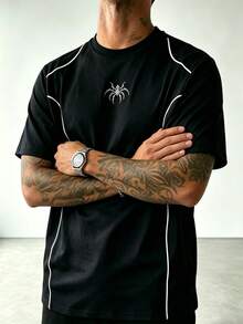 Sport MetroGents 男款圓領蜘蛛印花短袖T恤，黑色底色搭配白色條紋對比設計，休閒百搭運動上衣，健身房適用 - 黑色 - 查看 6