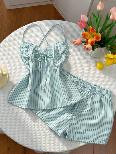 Sweetra Bộ đồ sọc xanh phong cách nghỉ mát biển Mỹ gợi cảm, áo yếm chéo cổ kết hợp với quần short ống đứng ôm sát, tạo nên vẻ ngoài sành điệu mùa hè.