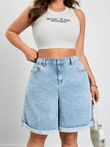 SHEIN CURVE+ 大码女式带口袋纽扣休闲百搭日常牛仔短裤，春夏皆宜，适合嘉年华、通勤、度假、毕业季等场合，时尚又充满Y2K风格，可爱街头风，性感派对、婚礼、商务休闲皆可穿着。女式休闲浅色水洗牛仔百慕大短裤，卷边裤脚带口袋，蓝色 - 淺色水洗藍 - 查看 2