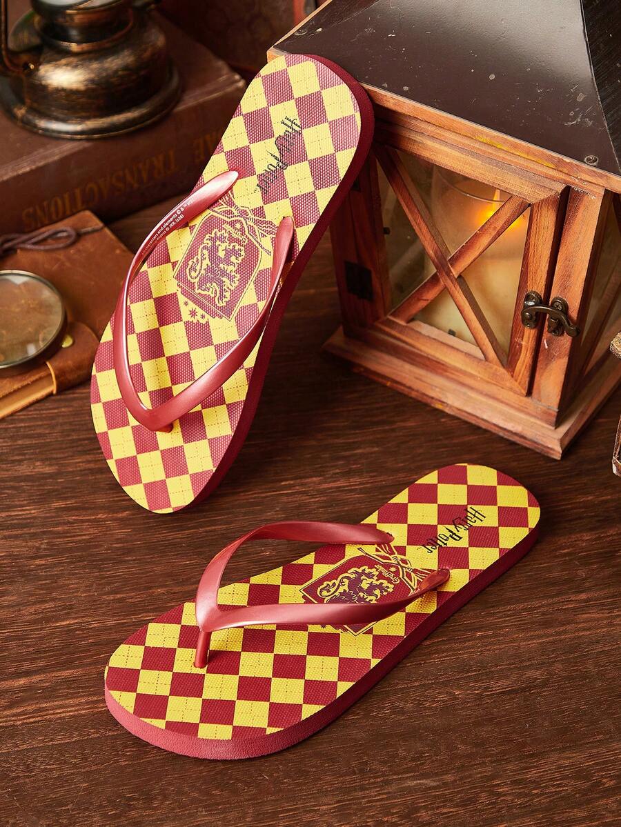HARRY POTTER X SHEIN 女士人字拖,可爱童趣印花夏季拖鞋,假日沙滩鞋,居家休闲两相宜,舒适时尚。 - 酒紅色 - 查看 1