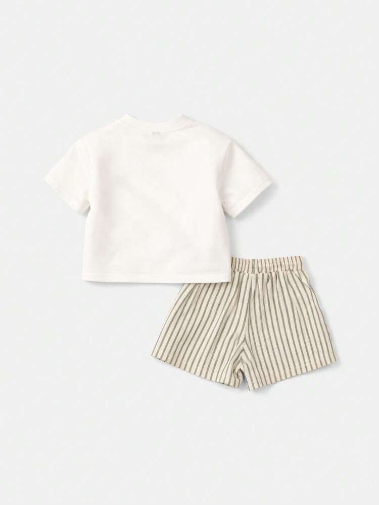 Conjunto de Camiseta Branca com Bordado de Urso e Shorts de Cintura Elástica Listrada, Conjunto Casual de Verão Confortável de Duas Peças para Uso Diário