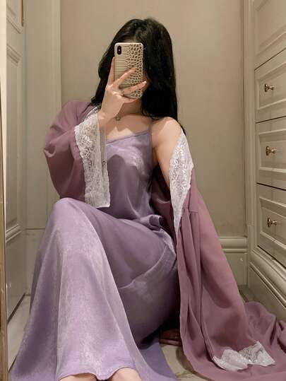 DAZY Bộ đồ ngủ nữ màu trơn gồm áo hai dây và áo choàng có viền ren.