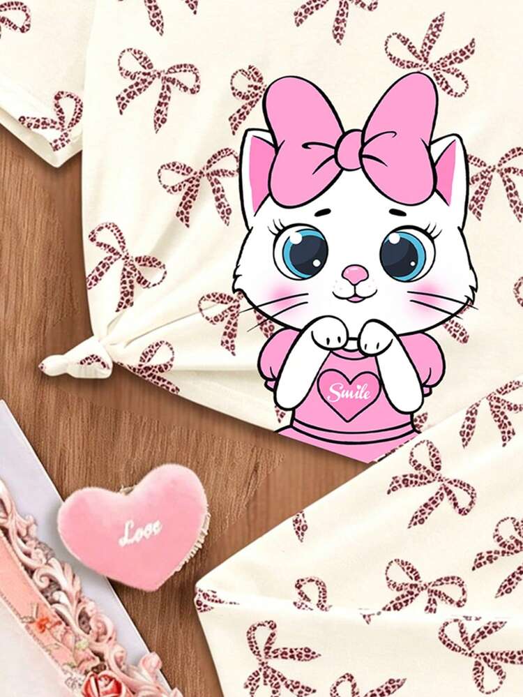 SHEIN Bộ đồ mặc nhà màu trắng kem và hồng kem, in hình mèo dễ thương, gồm áo tay ngắn cổ tròn dáng ôm và quần ngắn, thích hợp cho bé gái mặc hàng ngày vào mùa xuân/hè, ở nhà, thư giãn, phong cách nữ tính, thoải mái, dễ mặc. - Nhiều màu - Xem 6