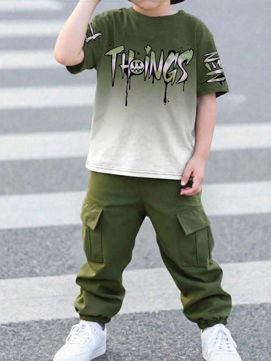 SHEIN Genkimix Kids 男童渐变印花图案T恤和工装裤套装,圆领短袖T恤印有英文标语,时尚休闲装,适合春夏各种场合,如派对、节日、户外活动等。 - 彩色 - 查看 1