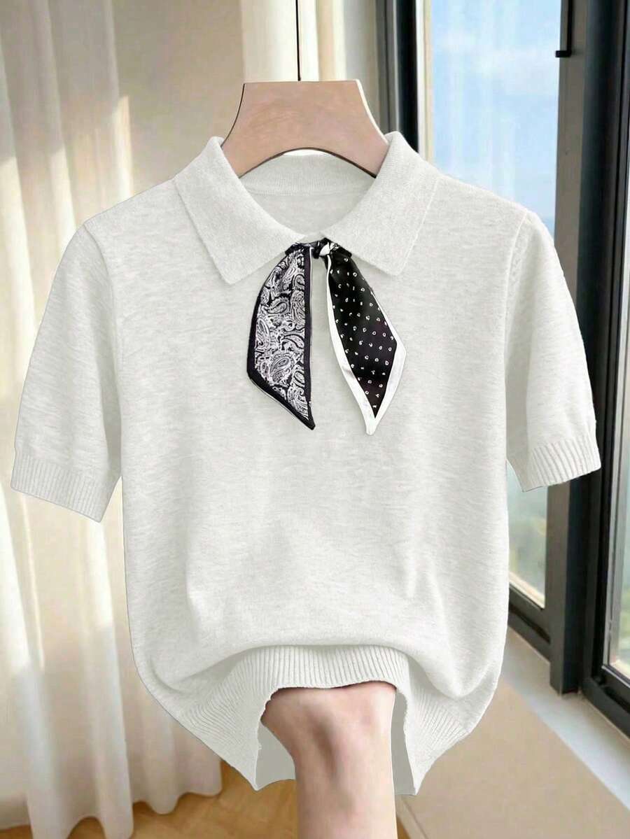 SHEIN Franclia 新款春夏休闲简约圆领半袖基础款T恤,采用佩斯利花纹和波点拼接,展现法式优雅风格,短款廓形,比例优化,可搭配连衣裙或裤装,宽松腰线,袖口和领口饰有撞色罗纹滚边。 - 白色 - 查看 1