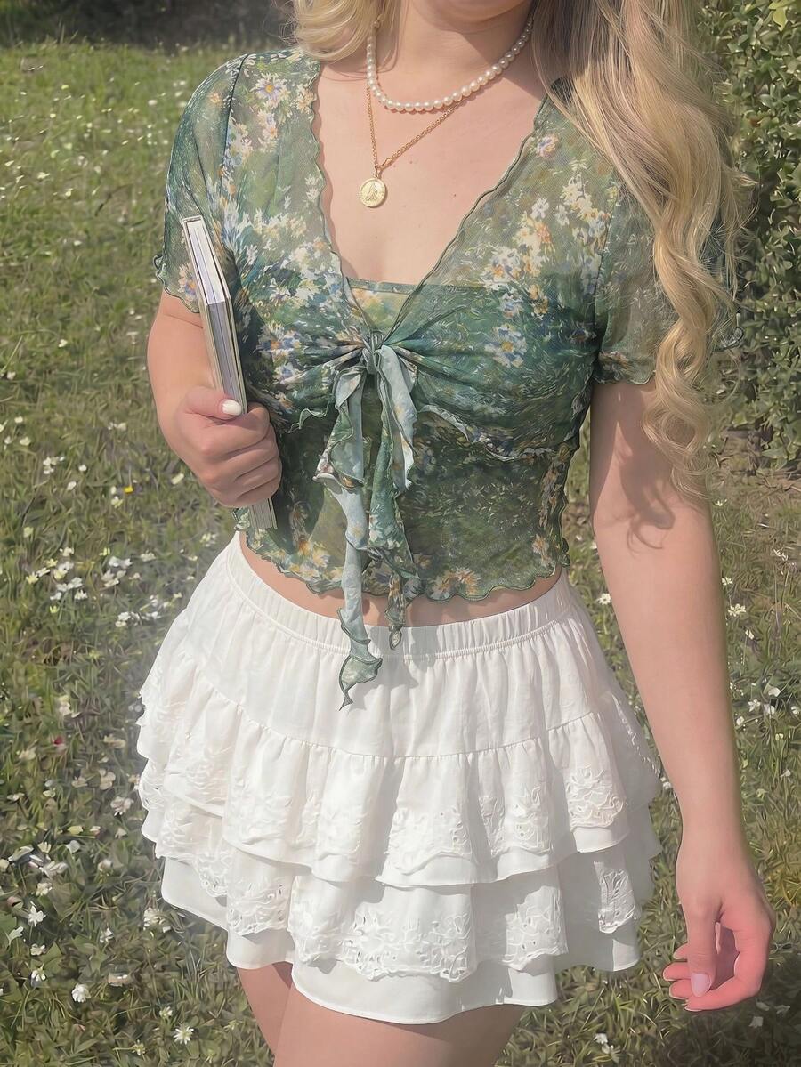 SHEIN MOD 夏季大尺碼女款花卉印花上衣，優雅V領綠色抓皺網紗T恤，短荷葉袖前綁帶修身上衣，派對野餐穿搭 - 綠色 - 查看 1