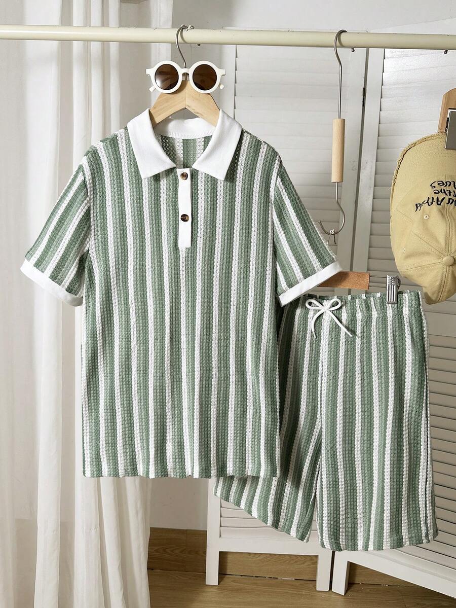 SHEIN Genkimix Kids 男童夏季休闲度假华夫格纹理撞色条纹印花短袖Polo衫和短裤套装 - 綠色 - 查看 1