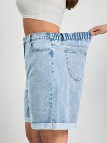 SHEIN CURVE+ 大码女式带口袋纽扣休闲百搭日常牛仔短裤，春夏皆宜，适合嘉年华、通勤、度假、毕业季等场合，时尚又充满Y2K风格，可爱街头风，性感派对、婚礼、商务休闲皆可穿着。女式休闲浅色水洗牛仔百慕大短裤，卷边裤脚带口袋，蓝色 - 淺色水洗藍 - 查看 5