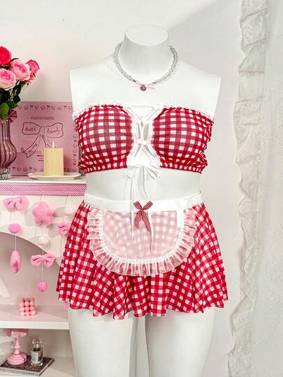 Bộ đồ lót cỡ lớn gồm áo quây in họa tiết kẻ caro và chân váy ngắn phối lưới.