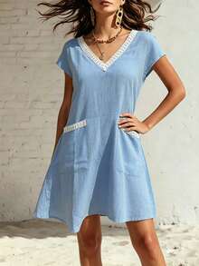 Breezaya Damen Sommer Französischer Stil Lässig Komfortables Design Weißes Spitzen-Patchwork V-Ausschnitt Locker Kurzes Blaues Lässig Kleid - Blau - Übersicht 4