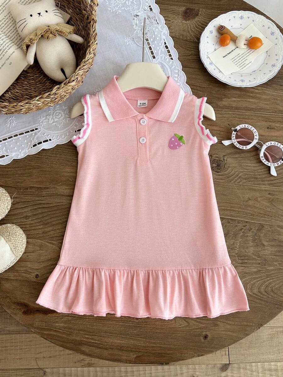 SHEIN 女嬰粉白條紋夏季 Polo 洋裝，可愛草莓刺繡對比領飾、荷葉邊飾邊、荷葉裙襬 A 字版型，適合上學與日常穿著