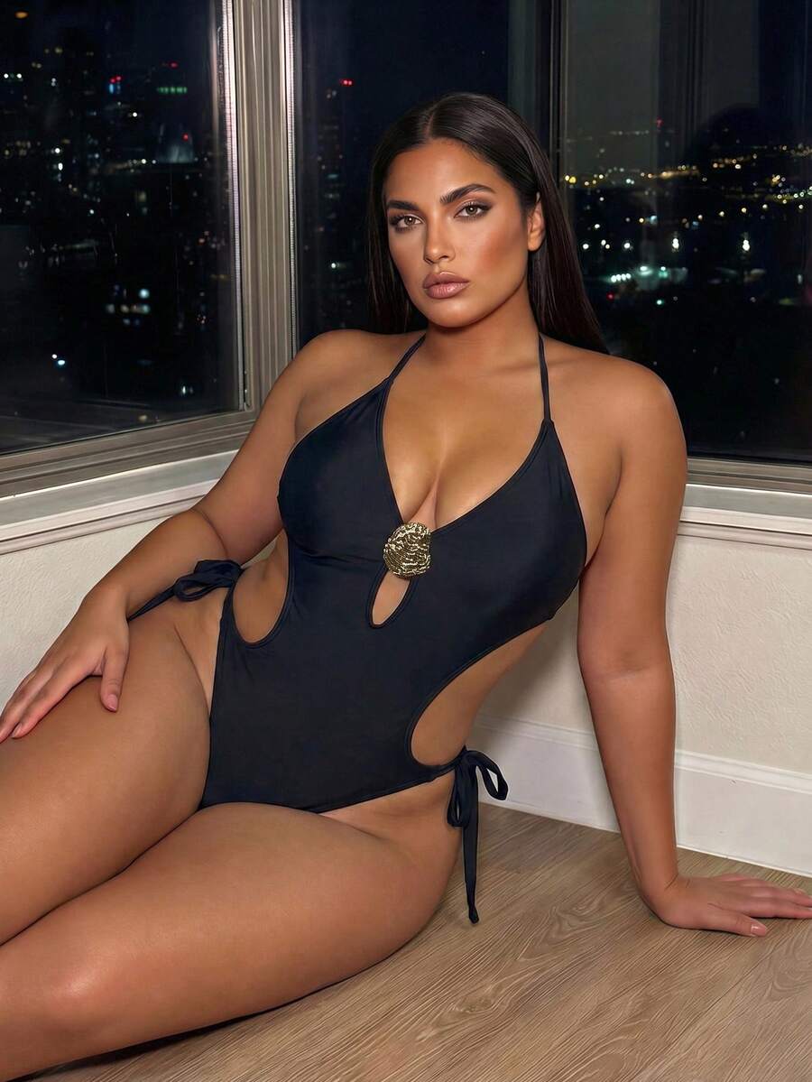 SHEIN Swim SXY Áo tắm liền thân cỡ lớn màu đen trơn, chất liệu vải, kiểu dáng gợi cảm, trang trí kim loại, cổ yếm. - màu đen - Xem 1