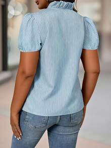 SHEIN Clasi CURVE Blusa de manga corta con cuello en V, manga abullonada y ribete de volantes, de estilo francés a rayas azules y blancas en talla grande - Azul - Ver 2