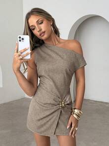 Siren Gaze Robe élégante pour femmes, nouvelle arrivée, tenue décontractée chic pour le bureau et le brunch, robe moulante en tissu tissé marron moka avec décoration de boucle métallique, col rond, sans manches, volants latéraux, taille nouée, robe mini moulante, élégante pour les fêtes, le travail, le style vintage, minimaliste, polyvalente, toutes saisons, robe mini asymétrique avec décoration métallique texturée pour femmes, vêtements d'été pour femmes / bal de promo / formel / anniversaire / années 90 / femme décontractée chic / élégant / tenue occidentale, robes d'été pour femmes - Kaki - Voir 7