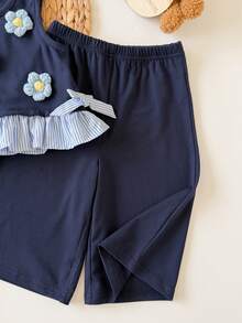SHEIN Set Rompi dan Celana Pendek Bayi Perempuan Motif Garis-Garis Patchwork dan Dekorasi Bunga - Biru - View 5
