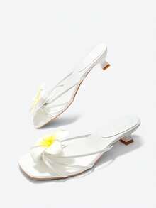 Eladyva Giày sandal cao gót nữ mới, đính hoa 3D màu vàng, kiểu dáng thanh lịch, gót thấp, phù hợp cho đi biển, dự tiệc, hẹn hò và mùa cưới, có thể phối cùng bikini, váy, sandal cao gót mùa hè thanh lịch, giày cao gót cô dâu, giày cao gót kiểu "mèo con". - Màu trắng với hoa sứ - Xem 10