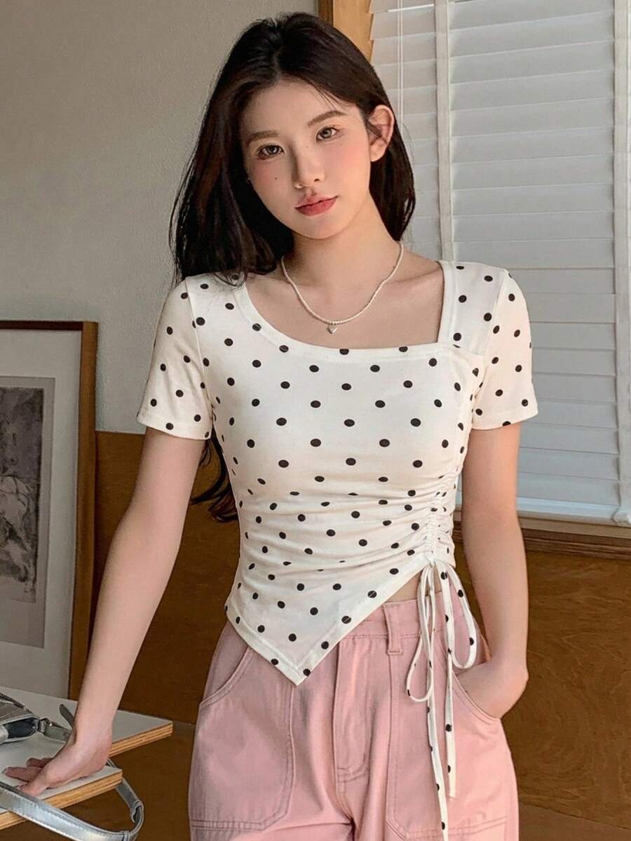 DAZY 女款休閒波點印花抽繩設計不對稱下擺短袖T恤,夏季可愛圖案上衣,外出穿搭上衣 - 彩色 - 查看 1