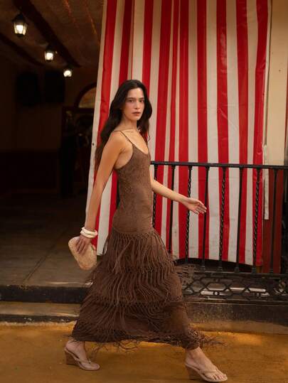 Nöista 这款棕色修身吊带流苏长裙，是夏季的完美之选。蕾丝提花面料搭配俏皮的吊带流苏，尽显复古波西米亚风情，是春夏展现个人魅力和时尚态度的理想之选。也适合海滩度假、优雅派对和休闲旅行等场合。