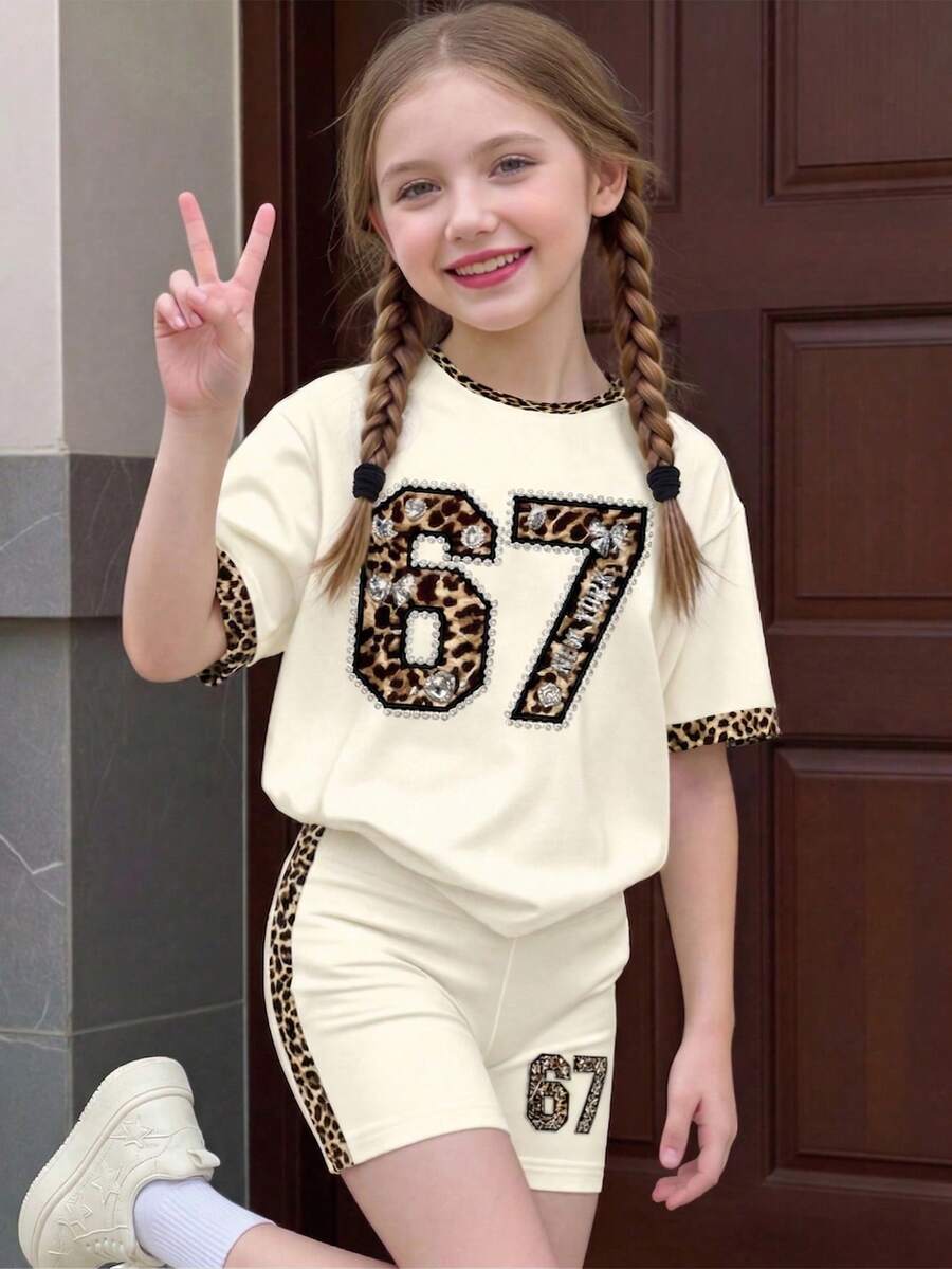 一套少女休闲时尚简约奶油白复古豹纹67图案短袖T恤和短裤,采用奶油白底色,饰以复古豹纹和水钻蝴蝶结装饰,趣味十足的“67”印花,搭配豹纹装饰骑行短裤,适合外出、运动、购物和其他场合。 - 彩色 - 查看 1