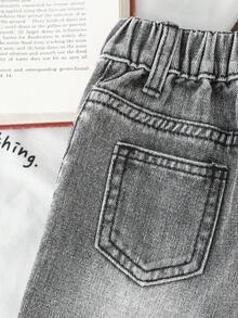 SHEIN 男童夏季牛仔短裤，中蓝色牛仔布，学院风休闲舒适，弹性腰带搭配仿链条设计，柔软棉质牛仔面料，适合日常外出、居家、旅行、节日聚会，展现独特的街头时尚风格。 - 淺灰色 - 查看 5