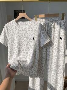 SHEIN EZwear 两件套复古白色豹纹圆领短袖上衣和条纹印花长裤，休闲套装，适合日常街头穿搭、通勤、约会、聚会，适用于夏季、秋季、冬季、圣诞节、新年、感恩节、派对、婚礼、海滩、毕业典礼等场合，时尚、优雅、休闲、外出、约会、预订、通勤、闪亮、情人节、优雅、度假、休闲、Y2K、外出、毕业典礼等场合。 - 彩色 - 查看 3