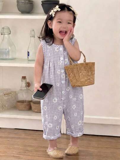 SHEIN Babygirls Summer Dreamy Choice Sleeveless Light Purple & White Plaid Romper, Soft And Sweet Light Purple Tone, Fresh Pastoral Style, Classic Plaid Pattern Adds Playfulness, Slim Fit Highlights Cute Charm. Suitable For Outings, Photo Shoots, Casual Home Play, Outdoor Sports, And Joyful Parties, Turning Your Baby Into A Fashionable Sweetheart.